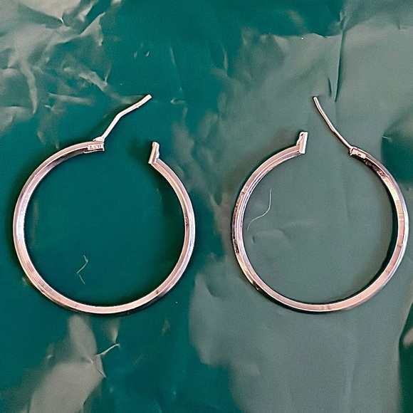 🛍3 for 10 Bundle Deal! Set of two sparkly silver holiday earrings - Picture 3 of 6